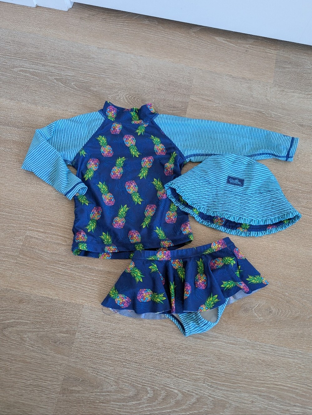 ✨4 for 12 UV Skins Pineapple Rash Guard UPF 50 Swimsuit Set w Reversible Hat 4T